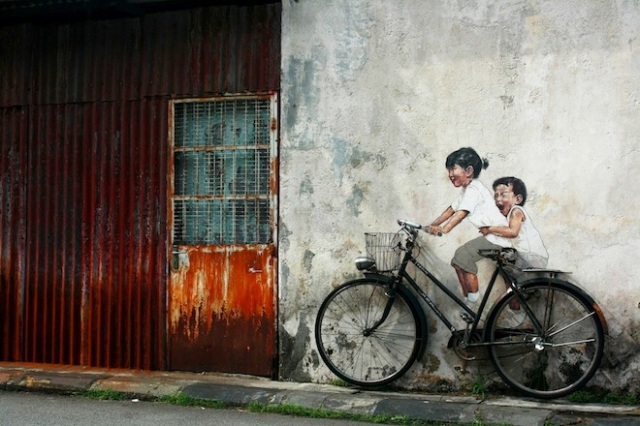 Street-Art-by-Ernest-Zacharevic-in-Penang-Malaysia-2-1-mini